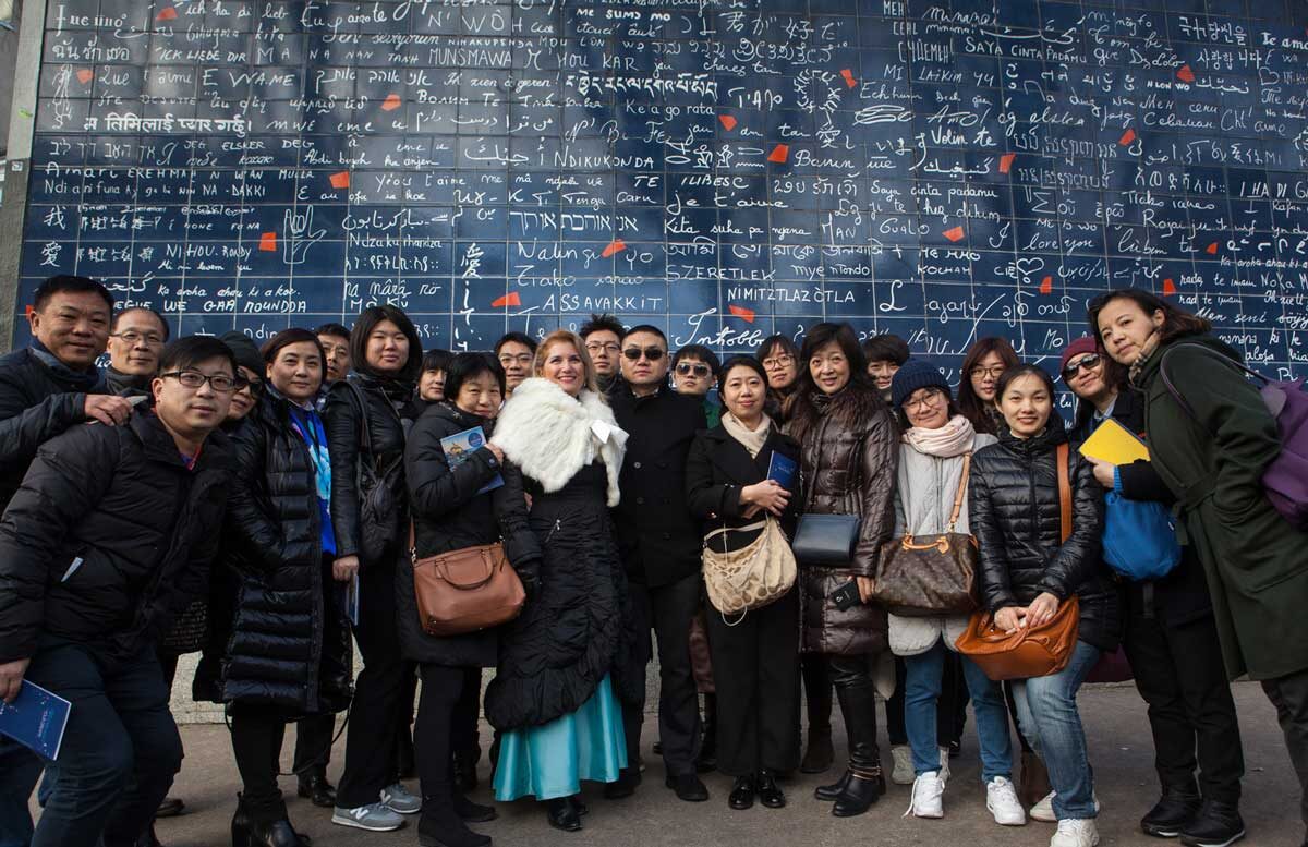 China Workshop 买家代表团在巴黎爱墙前合影